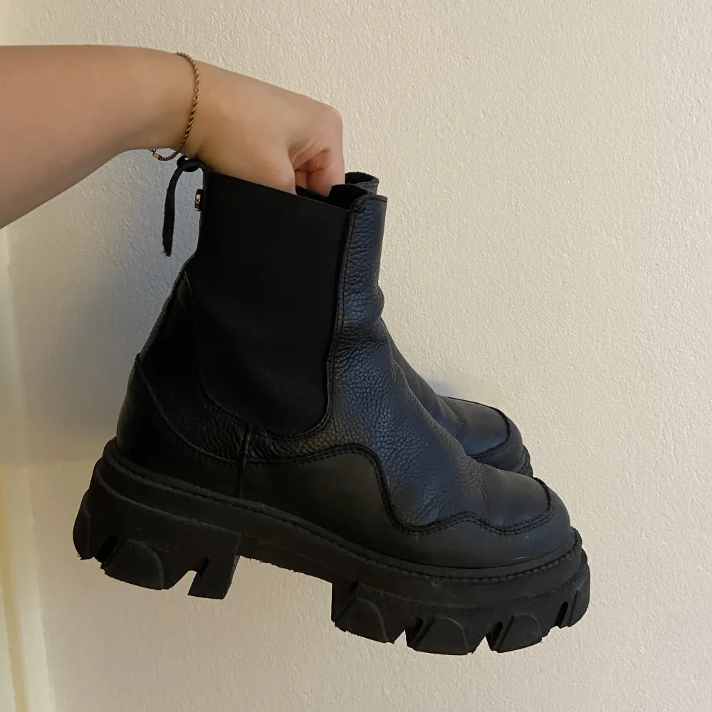 Säljer mina chelsea boots från Steve Madden köpta förra året för 1600, sparsamt använda dock är ena flärpen bak trasig. . Skor.