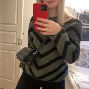 Svart/grön stickad tröja  - Svart och grön randig tröja som inte kommer till användning. Köpt på Salt i Stockholm men märket är only! Köpt för 400/500kr 