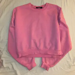 Snygg rosa sweatshirt som är i bra skick och väldigt varm o gosig i tyget. Säljer pga för liten på mig✨❤️
