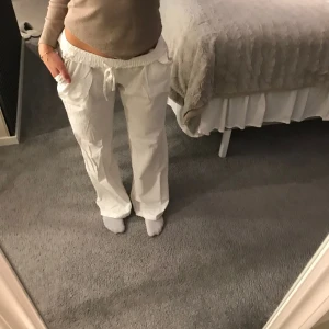 Vita linnebyxor - Vita linnebyxor från Madlady i storlek s regular. Endast använt en gång. Midjemått rakt över 35 cm, innerbenslängd 78 cm. 