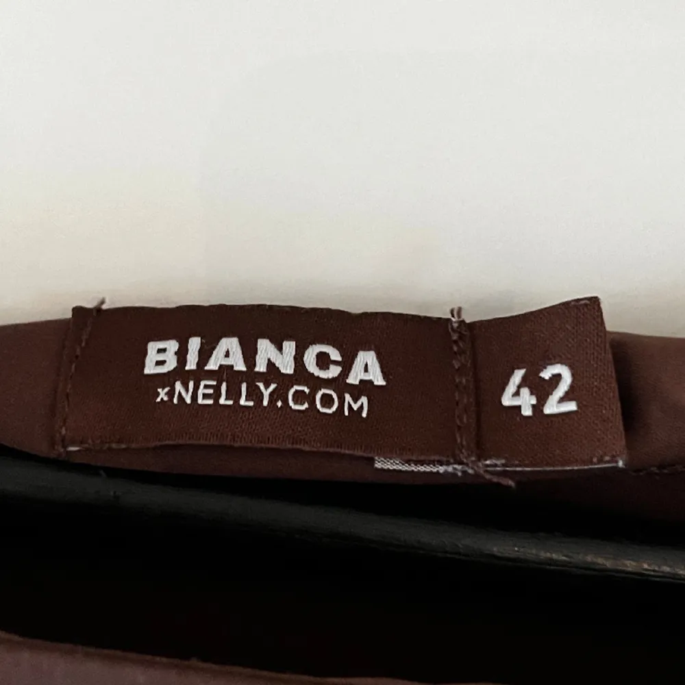 Brun sidenkjol från BiancaXnelly.com, knappt använd. Är i storlek 42 men sitter mer som 40. Kjolar.