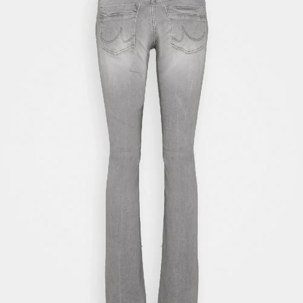 Jag säljer mina superfina grå ltb jeans i modellen valerie. De är lågmidjade och tidigare köpt här på plick men säljs pågrund av att de är för stora på mig. Är i mycket bra skick. Jag är 170 cm och 34 passar lika bra som 32. Skriv om ni har frågor!💓. Jeans & Byxor.