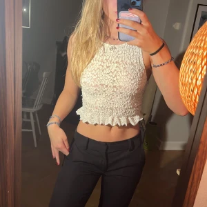 Topp - En broderad/”mesh” topp från zara💗