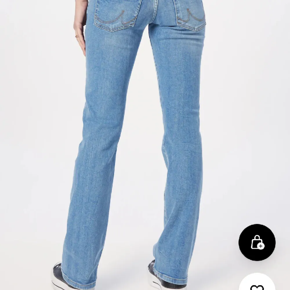 Säljer mina otroligt snygga LTB jeans, då de tyvärr är aningen för  stora för mig. Jeansen är endast använda ett fåtal gånger, och jag har sytt in skosnören i jeansen för att göra de mindre i midjan🩷 Nypris 800kr!. Jeans & Byxor.