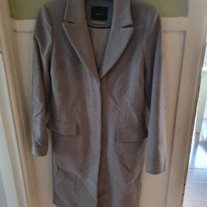 Oui ullkappa strlk 38 - En jättefin varm ullkappa av märket oui. Ingenting att anmärka på. Strlk 38