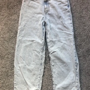Jeans - Jättefina blåa jeans från Ginetricot!💙 I storlek 34. Har användt några gånger, men är ändå i jätte bra skick!