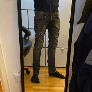 Säljer nu mina sjukt snygga jeans från det italienska lyxmärket Dondup i den populära modellen ”George”. De är i storlek 31/31 helt utmärkt skick utan deflekter, nypris ligger runt 4000kr, hör av er vid intresse!