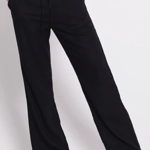 Linnebyxor  - Säljer svarta linnebyxor, aldrig använt då dom är för stora 🩷 Storlek S men är lite stor i storleken. 