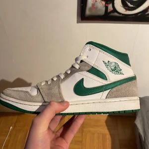 Jordan 1 Green grey  - Ett par jordans jag vill bli av med så snabbt som möjligt. Helt ok skick. Använt några gånger. Pris kan pratas om.