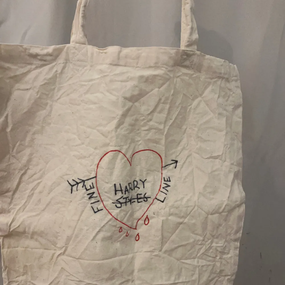 Harry styles inspirerad tote bag! Har ritat trycker själv på med textil pennor❣️. Väskor.
