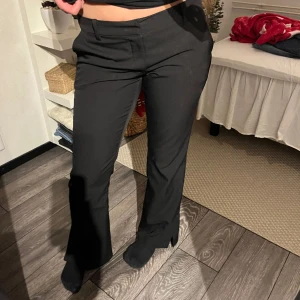 Kostymbyxor  - Trendiga, lågmidjade kostymbyxor från bikbok med slits. Knappt använda. Storlek 40 men passar mig som har storlek 36💓