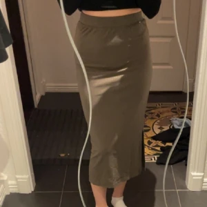 Långkjol med slits - Säljer olivgrön långkjol med slits i fint skick