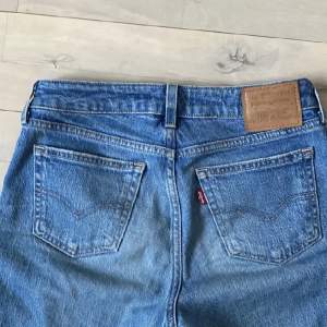 Säljer dessa straight jeans från Levis. Storlek 25, funkar för både tjejer och killar. Finns tecken på användning, men syns knappast:) Nypris 1300 kr, pris kan diskuteras 