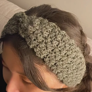 Virkade hårband/pannband för vuxna - Årets gosigaste julklapp: handvirkade pannband/öronvärmare i neutrala färger. Alla banden är stretchiga och passar de flesta.  Referens: Modellen har storlek 54. Material: 100 % ull.  Beställ så fort som möjligt för garanterad leverans innan julafton.