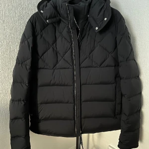 Moncler jacka äkta!! - Hej säljer en Moncler JACKA kvitto medföljer ( storlek 3 ) = M/L. Ny pris 18995kr helt ny.