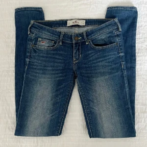 Lågmidjade jeans  - Använda ett fåtal gånger men i mycket bra skick. Storlek 3L (26/27?). Midjemått 76 cm, grenhöjd 18 cm, innerbenslängd 83 cm. Jag är 173 cm för referens. Priset går inte att diskutera. Använd gärna KÖP NU om du vill köpa.
