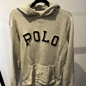 Hoodie ralph Lauren  - Grå hoodie från Ralph Lauren. Använd i nyskick Nypris 1499kr Skick 9/10