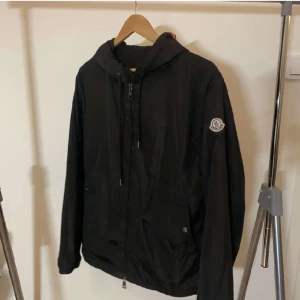 Moncler windbreaker  - Säljer nu moncler jacka eftersom den inte passadr mig, det är en liten repa som jag sytt igen i jackan men de mörkar man inte från avstånd, skick: 7,5/10. Säljer så billigt för de är svårt att få sålt fakes. Köpte för 1700kr