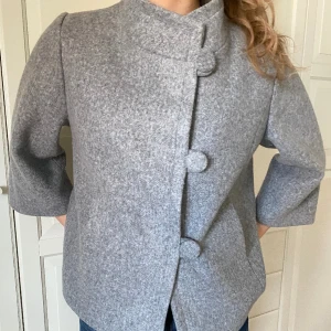 Trekvartsärmad jacka  - Grå trekvartsärmad jacka❤️(storlek L men passar XS-L)