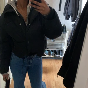 Pufferjacka - Pufferjacka från zara köpt förra året  Man kan dra in den i midjan  Inga defekter jätte perfekt skick 