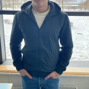 Massimo Dutti cardigan jacka - Tja, säljer nu min balla Massimo dutti cardigan i färgen mörkgrön. Storlek M.🙌🙌