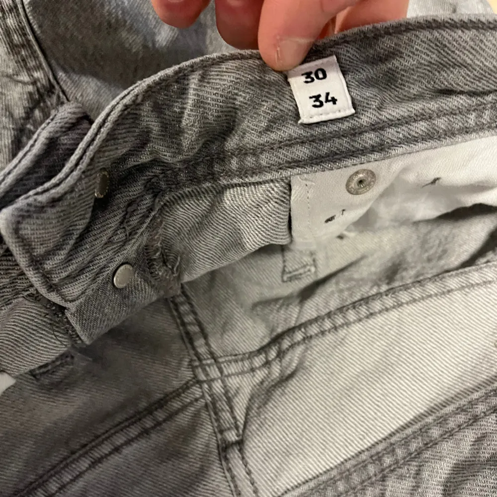 Grå jeans från Jack&jones skick 10/10 använda 1 gång köpta i somras storlek 30/34 passar 30/32 nypris:600 mitt pris 299. Jeans & Byxor.