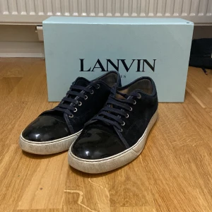 Mörkblå lanvins - Säljer mina gamla lanvins för att dom ej kommer till användning. Orderbekräfteslse finns. Den ända defekten på skorna är att vänster skon har ett litet hål som syns på bild tre dock inget som märks vid användning. Jag tar även byten🙏🏻