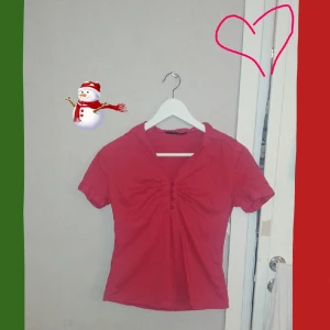 Superfin röd skjorta kortärmad strl S Vero moda - En fin röd skjorta i oklanderligt skick. Perfekt att ha på sig i jul 😍 För mig är den tyvärr för liten.... Strl S. Från Vero moda. Material bomull och Nylon. 