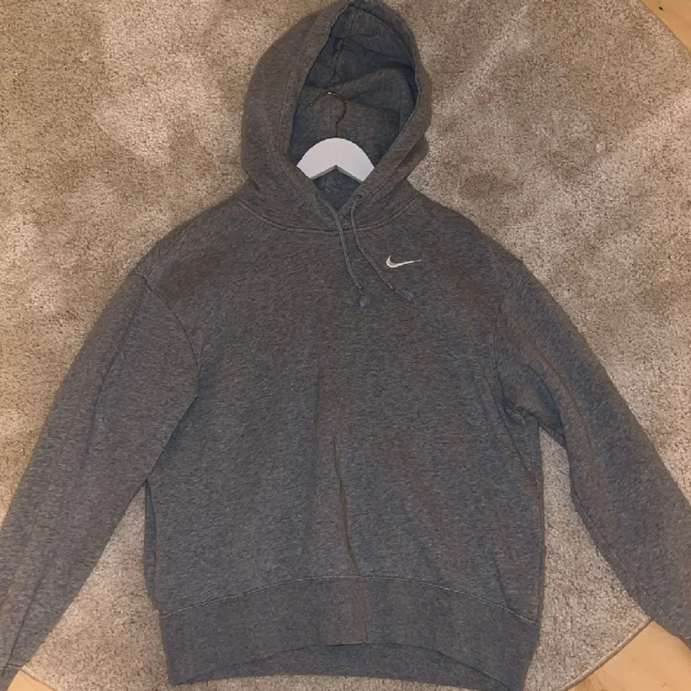 Ljusgrå Nike hoodie, strl xs men passar även S. Använd två gånger så väldigt bra skick!  Nypris:749. Hoodies.