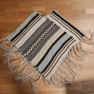 Poncho - Jättefint skick. Blå brun å gulddetaljer