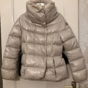 Moncler jacka  - Så fin jacka, gammal modell och fått i present så har tyvärr ej kvitto!! Säljer då den inte var min stil! Titta bild två så ser ni ”serietidningen” i jackan. Skärp till midjan medkommer. Skriv för fler bilder!! 💗💗