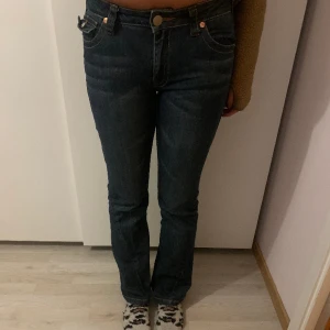 True religion jeans - Jättebra skick och använts ett par gånger. Midjemåttet är 38 cm och innerbens längden är 77 cm. Säljer då dem är för små.