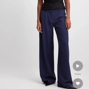 Kostymbyxor NAKD - säljer dessa ursnygga randiga kostymbyxor från Nakd pga för stora för mig. I strl 42 men ganska små i storlek så passar nog även 40. 🩷Oanvända med prislapp kvar! 