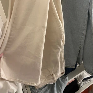Creme vit Bootcut jeans  - Köpta från hm aldrig använda  Storlek 36