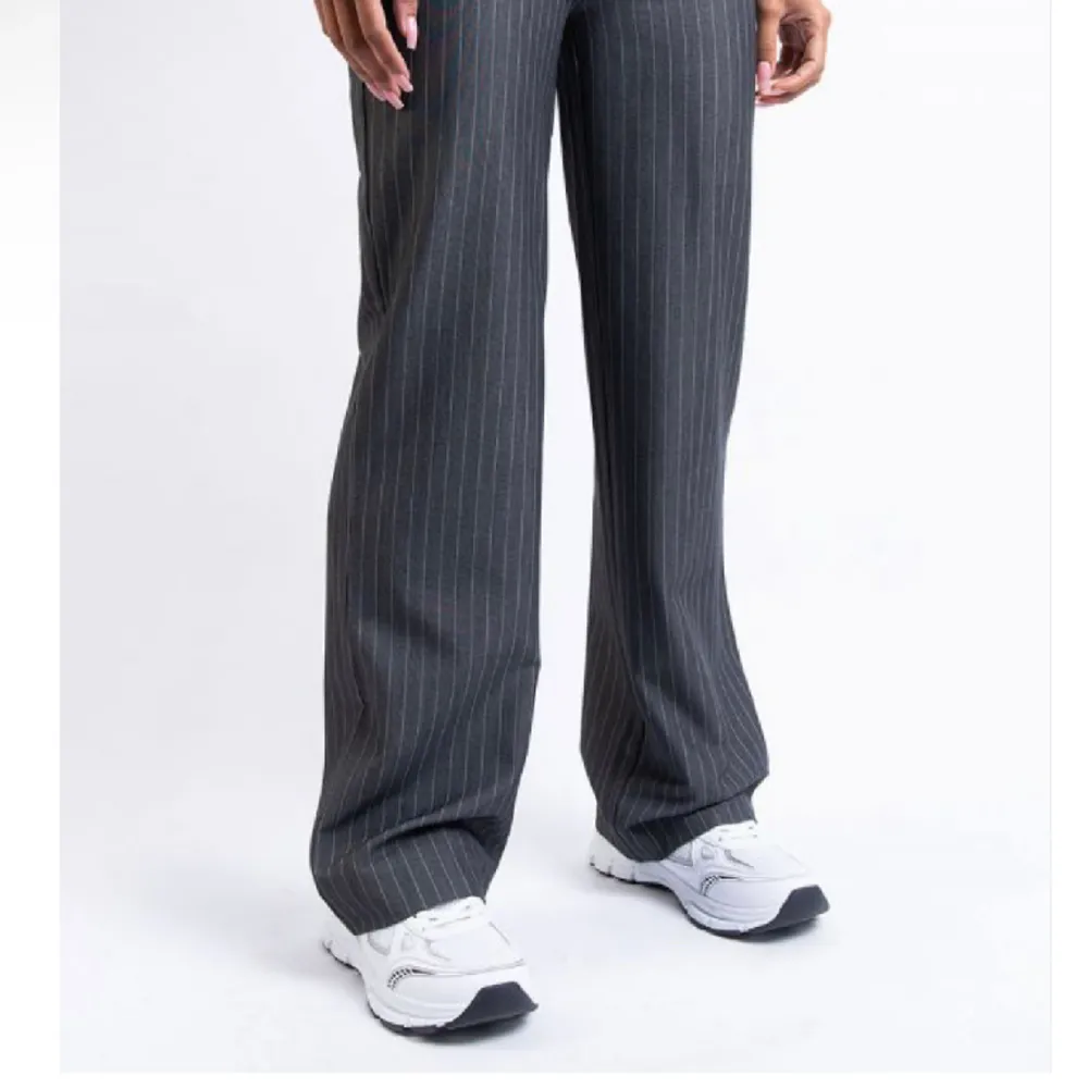 Skit snygga kostymbyxor från madlady, Aldrig använda, säljer då dom inte kommer till användning💗💗. Jeans & Byxor.