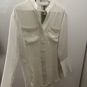 Satinblus - Lång satinblus, helt ny och oanvänd med prislapp kvar🤍