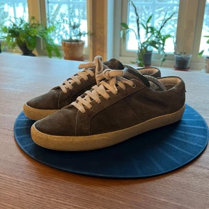 Saint Laurent Skor - Riktigt snygga Saint Laurent sneakers i mocka, i bra skick då dem varit omhändertagna🙌🏼   Storlek: 43 EU   Tillkommer endast skorna vid köp