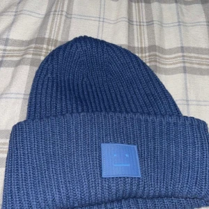 Acne mössa - Blå (kornblå) acne mössa som i princip är helt oanvänd!