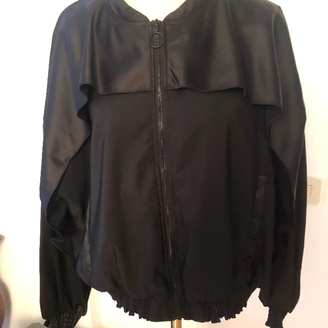 Annorlunda bomberjacka med lotusblomma