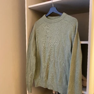 Stickad tröja  - Bra skick, använd npgra gånger! Från hm man men är som en dam s