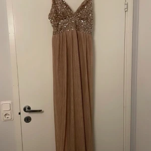Balklänning  - Köpt begagnat så vet ej vart den är ifrån men sista bilden är på lappen i klänningen, köpte inför balen men användes ej