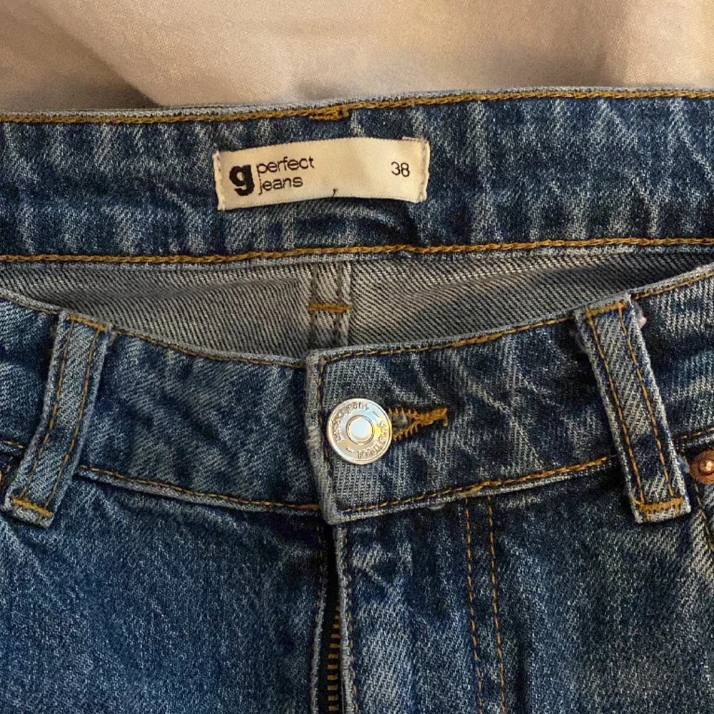 Säljer dessa jättesnygg jeans ifrån Gina då dem inte kommer till användning längre! Mid waist, flare, midjemått rakt över: 40cm innerbenslängd: 84cm. Storleken är 38 men kan passa 36! Ungefär en himmelsblå färg i dagsljus annars vanlig blå!❤️❤️. Jeans & Byxor.