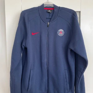 PSG kofta - Säljer min PSG kofta som är i nyskick. Pris går att diskutera