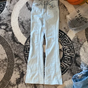 Utsvängda jeans  - nyköpa jeans som tyvär är för tjata på mig❤️