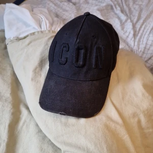 Dsquared2 keps - Em disquared keps i helt okej skick. Har kommit till användning ganska mycket och färget är inte lika svart som förut. Vet ej om den är äkta eller inte