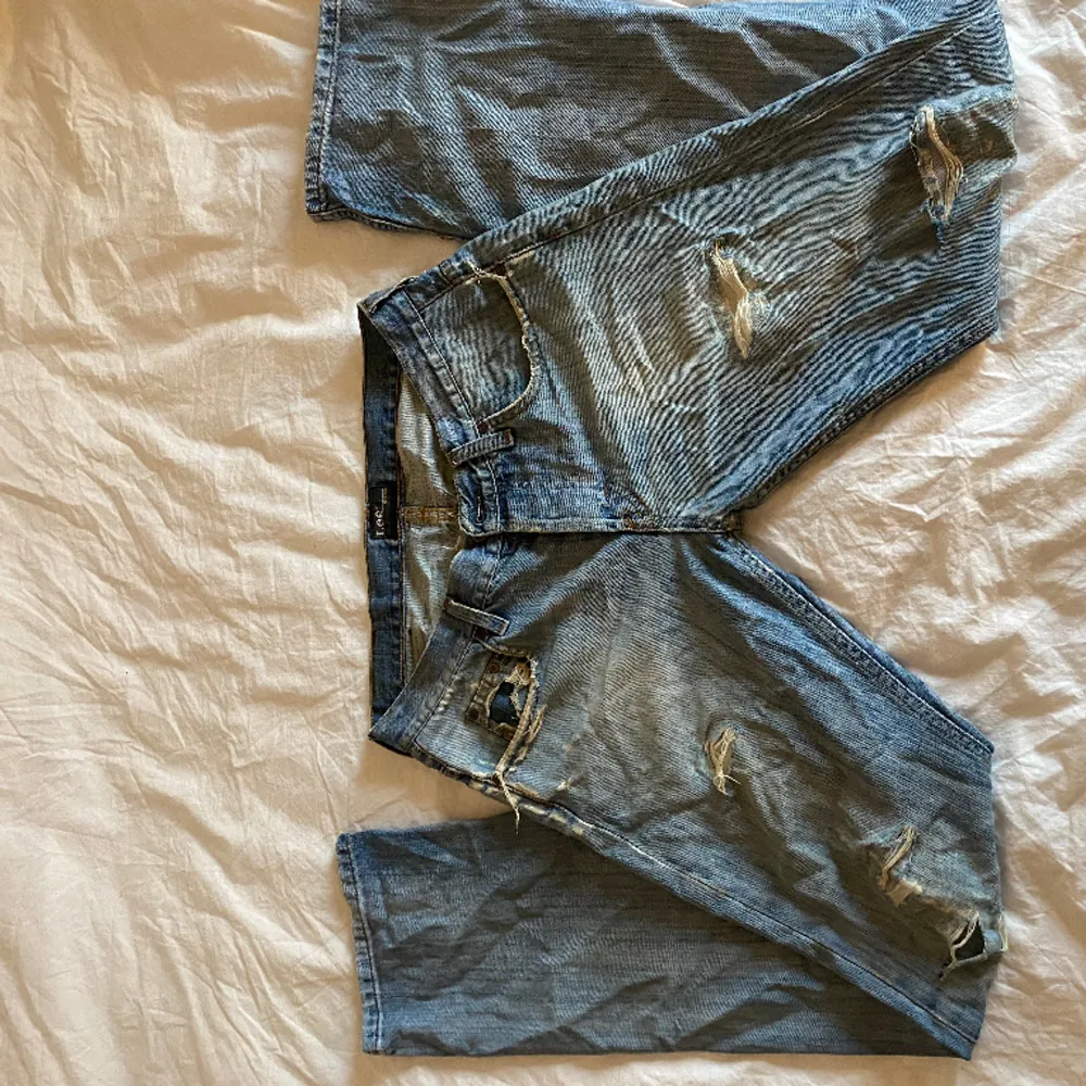 ett par snygga lågmidjade lee jeans stlk w31 l32, midjemått tvärsöver:42 innerbenslängden:81 (finns en defekt skriv för bild). Jeans & Byxor.