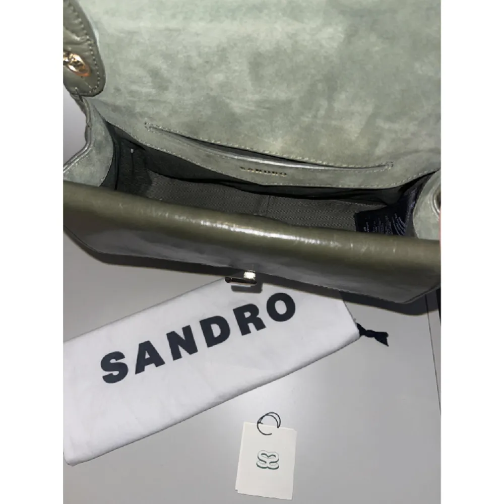 (Dålig kvalite på bilderna😫)  Sandro handbag in olive green   • with latch closure  • Interior: inside pocket   •adjustable shoulder strap lengthwise Serial number SFASA00894008401  H22YZA. Väskor.