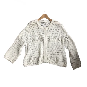 Virkad kofta - En jättegullig virkad kofta från indiska. Den är lite oversized men samtidigt ganska cropped. Gillar den jättemycket men den kommer tyvärr inte till användning❤️