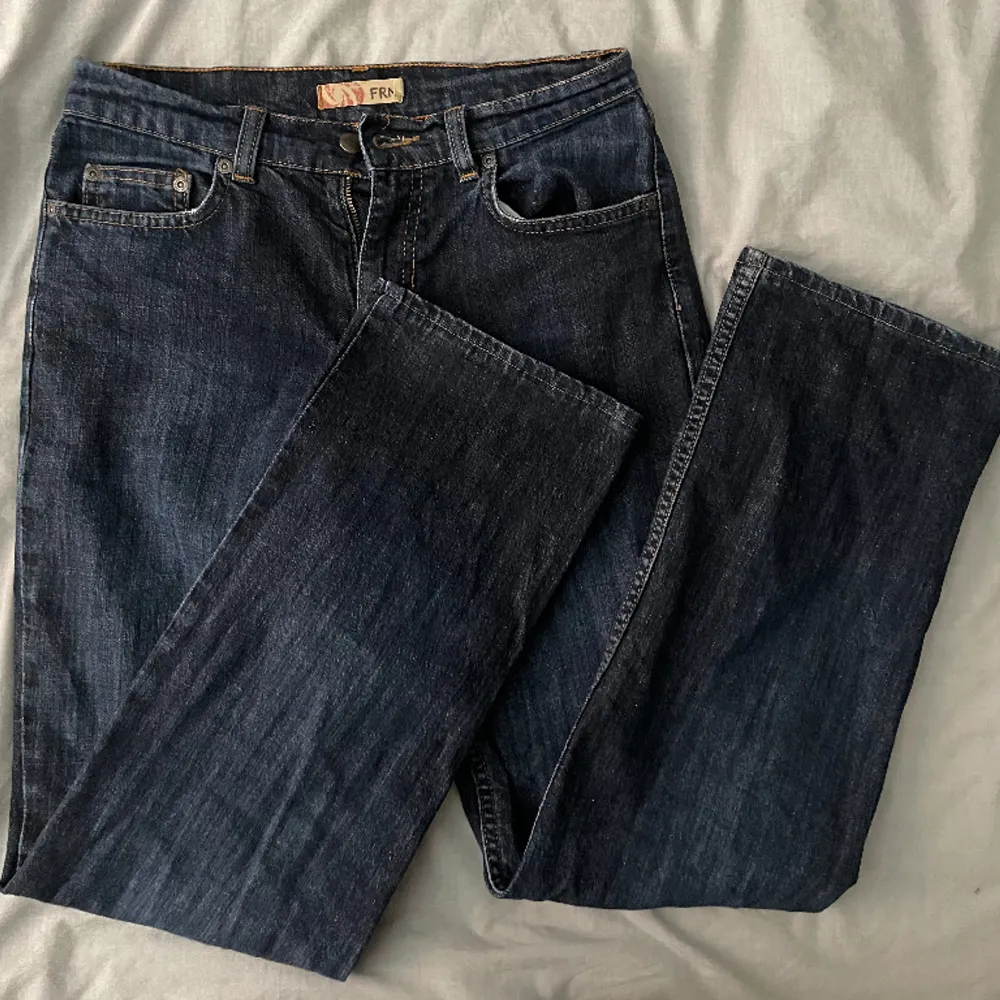 Säljer dessa skit snygga lågmidjade jeansen med tryck på bakfickorna, jag är 165cm och de borde passa om du är runt den längden!🫶🏻- använd gärna köp nu🤍. Jeans & Byxor.