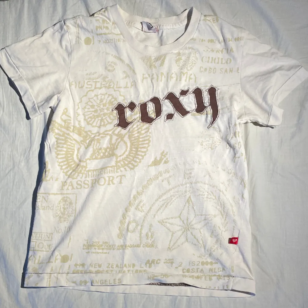 Så snygg men kommer inte till användning!! Från roxy😊. T-shirts.